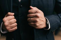 Plan sur la bague que porte le marié