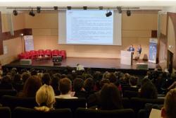 Conférence au sein de l'amphithéâtre pour discuter du Plan Maladies Neuro-Dégénératives
