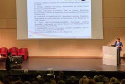 Conférence au sein de l'amphithéâtre pour discuter du Plan Maladies Neuro-Dégénératives