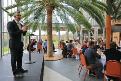 Magicien lors d'un repas assis