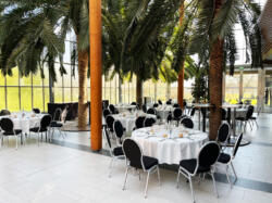 Repas assis dans le hall