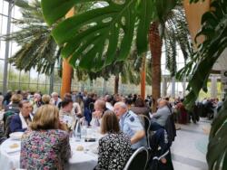 Repas assis dans notre hall végétalisé