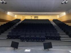 Amphithéâtre vide avec ses 325 places assises