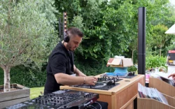 DJ sur notre terrasse dehors
