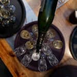 Plateaux avec des coupes de champagne sur le dessus