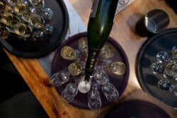 Plateaux avec des coupes de champagne sur le dessus