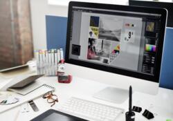 Bureau de travail avec un logiciel ouvert pour faire des visuels
