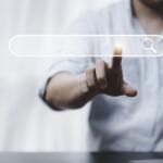 Homme cliquant sur une barre de recherche