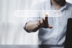 Homme cliquant sur une barre de recherche