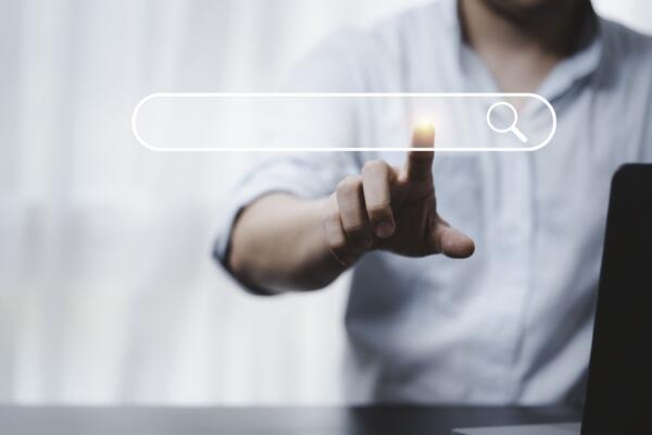 Homme cliquant sur une barre de recherche