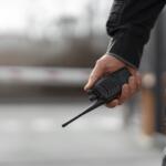 personne avec un talkie-walkie dans les mains