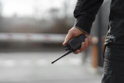personne avec un talkie-walkie dans les mains