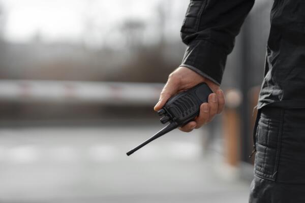 personne avec un talkie-walkie dans les mains